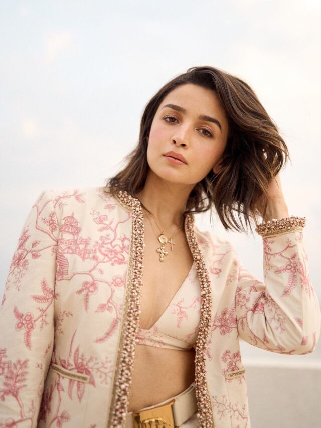 Alia Bhatt: कोण म्हणेल हिला एका मुलीची आई… आलिया भट्टच्या स्टनिंग लूकवर चाहते फिदा.