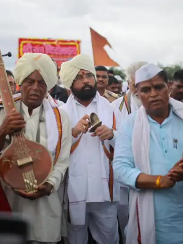 Cm Eknath Shinde : विठुरायाच्या दर्शनासाठी पंढरपूरच्या दिशेनं निघालेल्या वारकऱ्यांच्या वारीत मुख्यमंत्री एकनाथ शिंदे सहभागी!