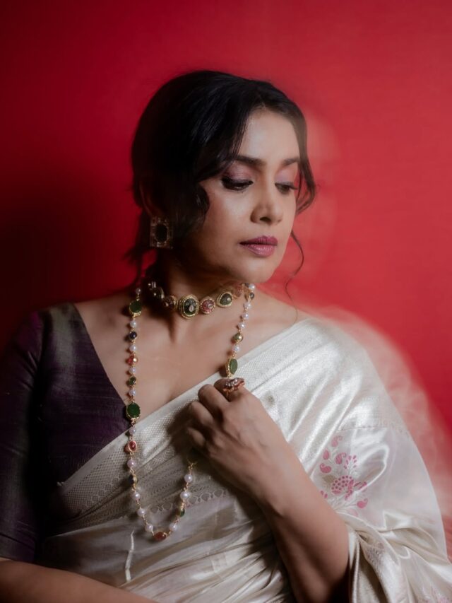 Sonali Kulkarni | सोनाली कुलकर्णी हीचा स्टायलिश अंदाजातील फोटोशूटमुळे सोशल मीडियावर चर्चेत आला आहे